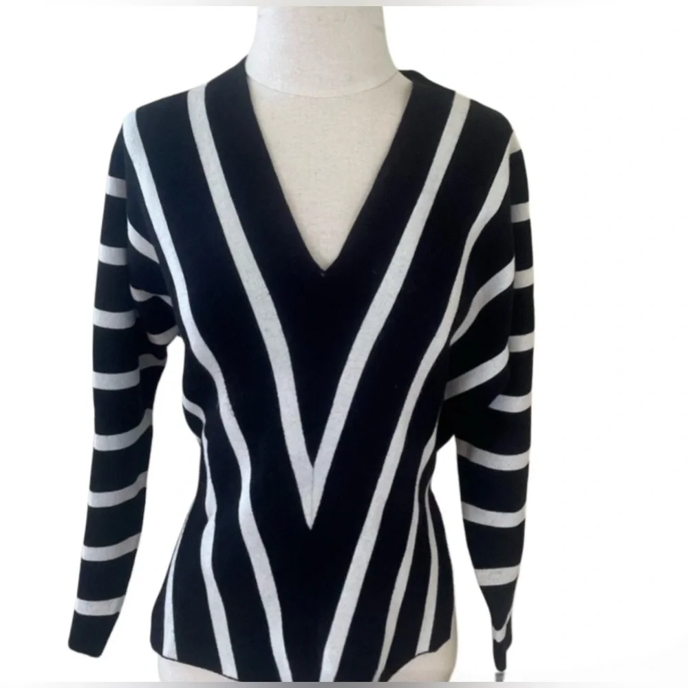 Anthropologie Moth Striped V neck sweater black & white knit geometric soft top